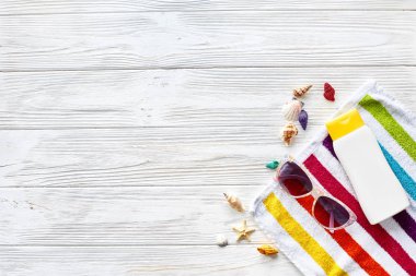 havlu, güneş gözlüğü, sarı güneş kremi