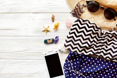 Retro mayo, şapka ve güneş gözlüğü