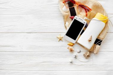 şapka, güneş gözlüğü, telefon ve güneş kremi