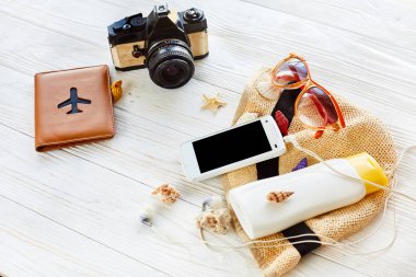 şapka, telefon, güneş gözlüğü ve güneş kremi