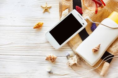 şapka, güneş gözlüğü, telefon ve güneş kremi