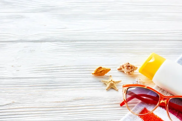 Handdoek, zonnebril, zonnebrandcrème geel — Stockfoto