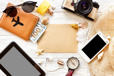 Smartphone, şapka ve güneş gözlüğü 