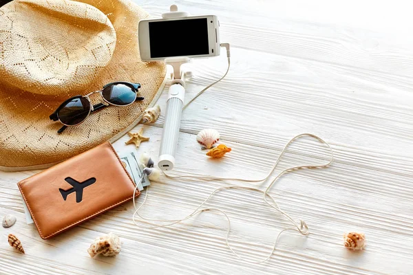 Paspoort, telefoon en zonnebril — Stockfoto