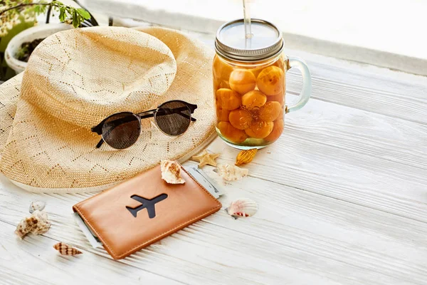 Jus d'abricots, chapeau et lunettes de soleil — Photo