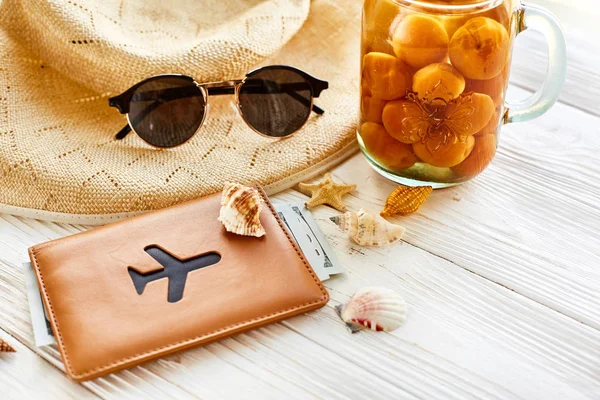 SAP met abrikozen, hoed en zonnebril — Stockfoto