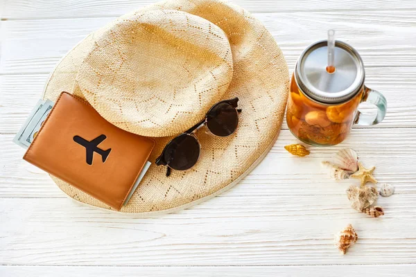 SAP met abrikozen, hoed en zonnebril — Stockfoto