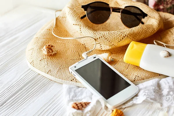 Telefon, Sonnencreme, Sonnenbrille und Hut — Stockfoto