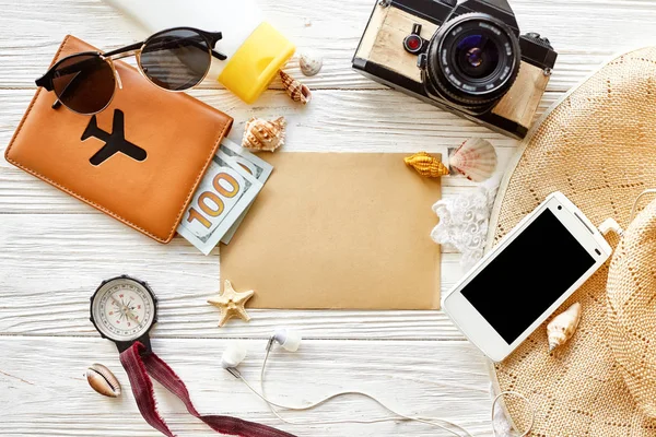 Câmera, óculos de sol e passaporte — Fotografia de Stock