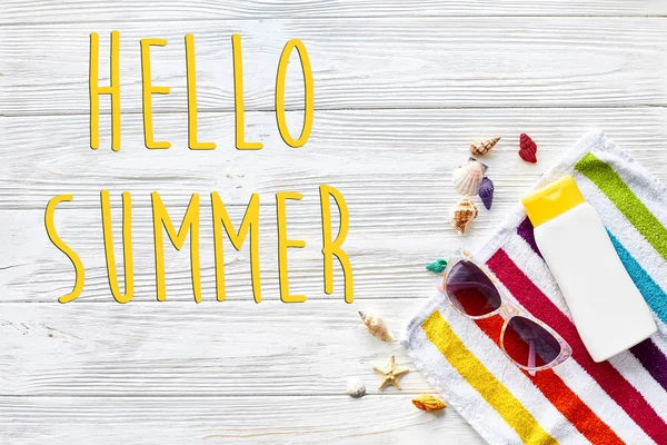 Hello summer text and colorful seashells — Stock Photo, Image