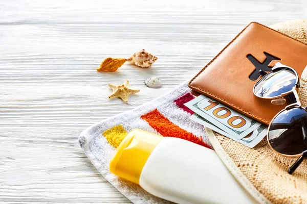 Handdoek, geld en zonnebril — Stockfoto