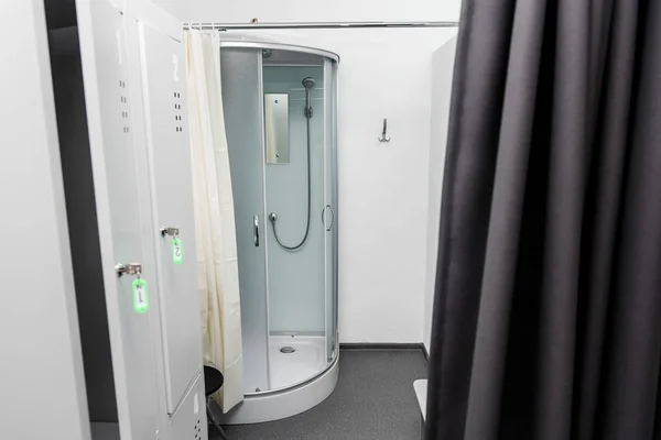 Łazienka z kabiną i szafki — Zdjęcie stockowe
