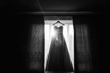  Camda asılı elbise