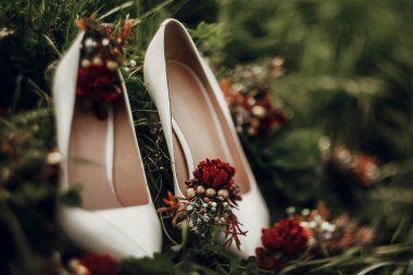  Kırmızı buketleri ile beyaz ayakkabı