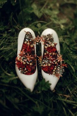  Kırmızı buketleri ile beyaz ayakkabı
