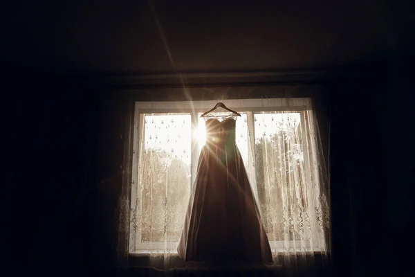 Vestido colgando en la ventana — Foto de Stock