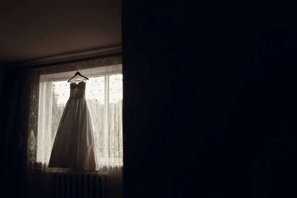 Sukienka, wiszące na okna — Zdjęcie stockowe