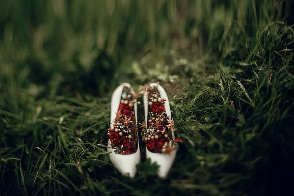 Zapatos blancos con ramos rojos —  Fotos de Stock