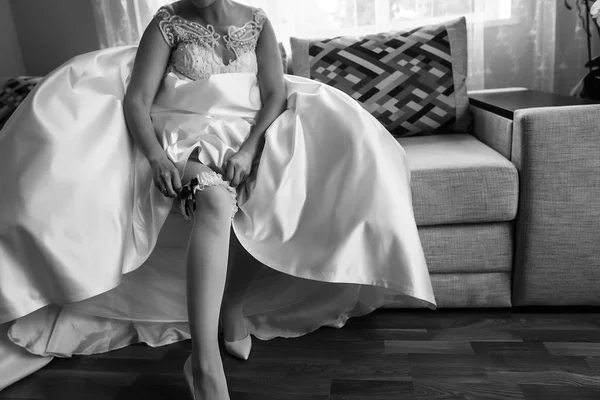 Sposa indossando giarrettiera di seta — Foto Stock