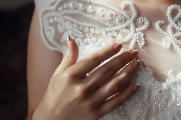 Braut hält Hand am Korsett — Stockfoto