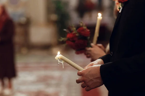 Невеста и жених держат свечи — стоковое фото