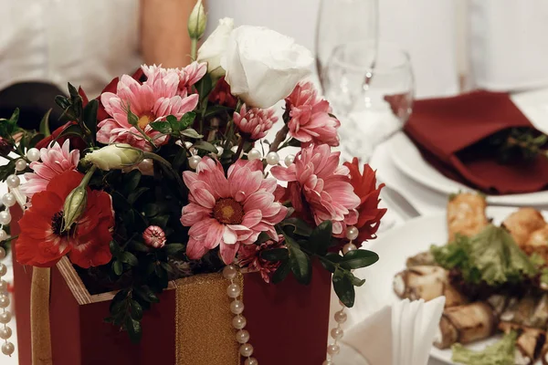 Vaso vermelho com flores — Fotografia de Stock