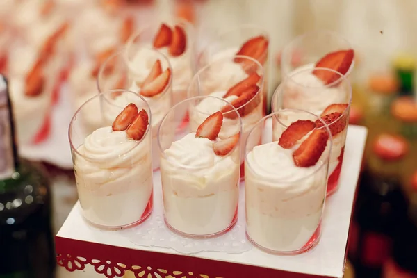 Desserts with strawberries at candy bar — Stock Photo, Image