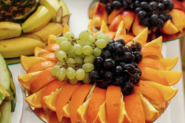 Delicious grapes and oranges — Stock Photo, Image