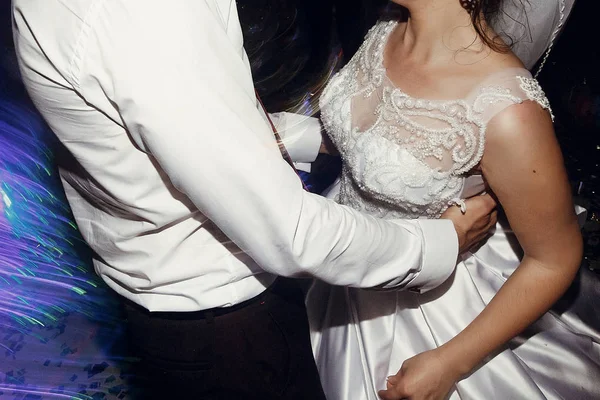 Nevěsta a ženich provedením první tanec — Stock fotografie