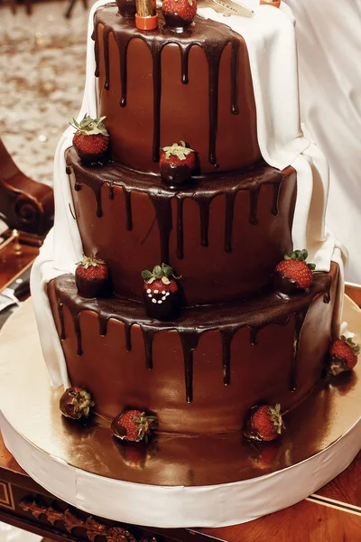 Gran pastel de boda de chocolate — Foto de Stock