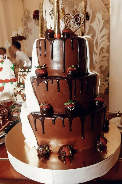 Grand gâteau de mariage au chocolat — Photo