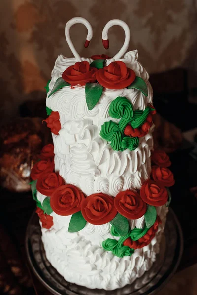 Wedding cake with swans on top — Stock Photo, Image
