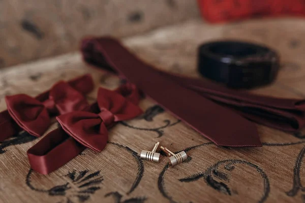 Pajaritas rojas y corbata con cinturón — Foto de Stock