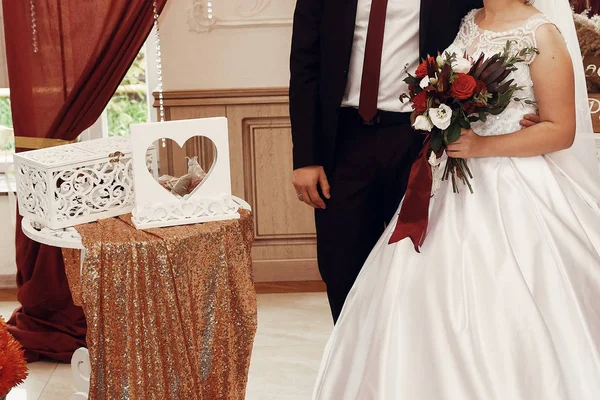 Bride and groom with bouquet — Stock Photo, Image