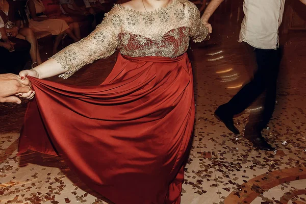 Ospiti che ballano alla festa di nozze — Foto Stock
