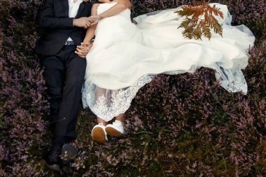 Heather dağlarda kucaklayan Çift