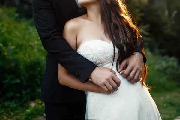 Noiva elegante feliz e noivo — Fotografia de Stock