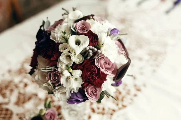 Bouquet elegante na mesa — Fotografia de Stock