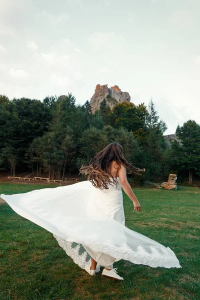 Splendida sposa ballare — Foto Stock