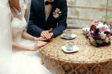 şık düğün çift elele