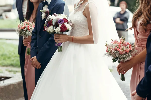 Sposo elegante e sposa con bouquet — Foto Stock