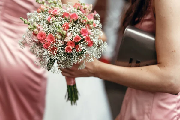 Damigella d'onore in possesso di bouquet rosa — Foto Stock