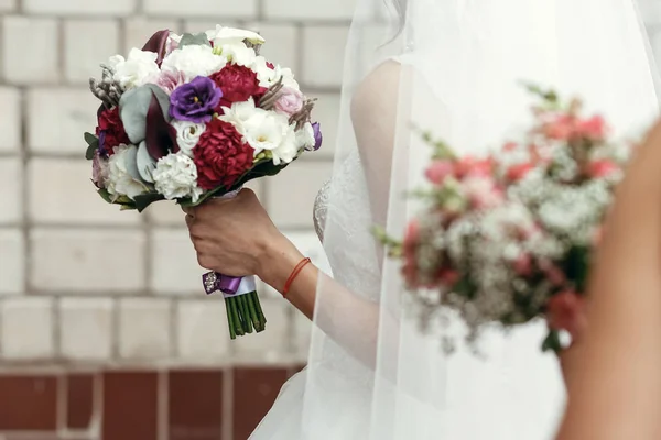 Sposo elegante e sposa con bouquet — Foto Stock