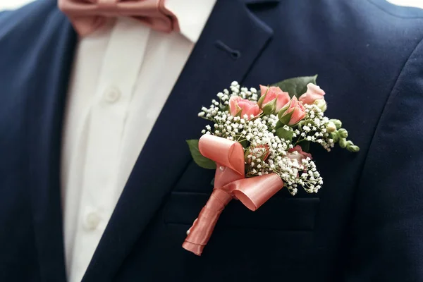 Marié élégant avec des roses roses — Photo