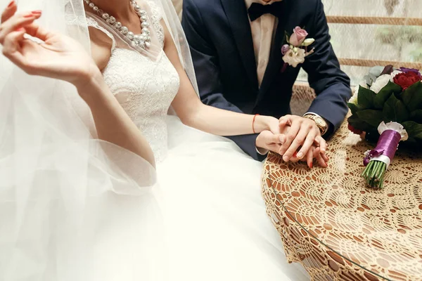 Νύφη και γαμπρός κρατώντας τα χέρια — Φωτογραφία Αρχείου