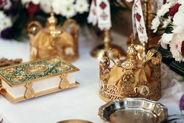 Golden crowns and holy bible — Stock Photo, Image