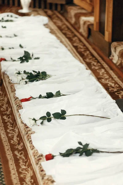 Seda branca têxtil com rosas — Fotografia de Stock