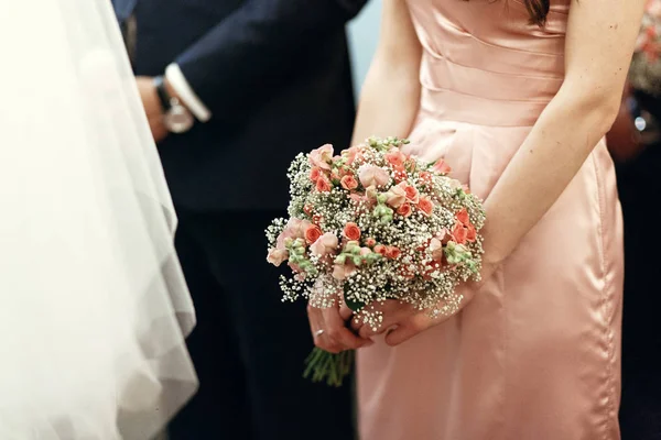 Damigella d'onore in possesso di bouquet rosa — Foto Stock