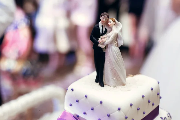Наречений і наречений на весільному торті — стокове фото