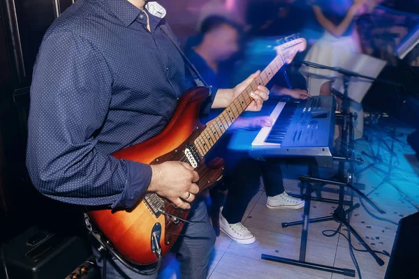 Homem tocando guitarra — Fotografia de Stock